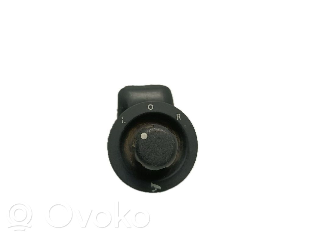 Wing mirror switch   56040536AF