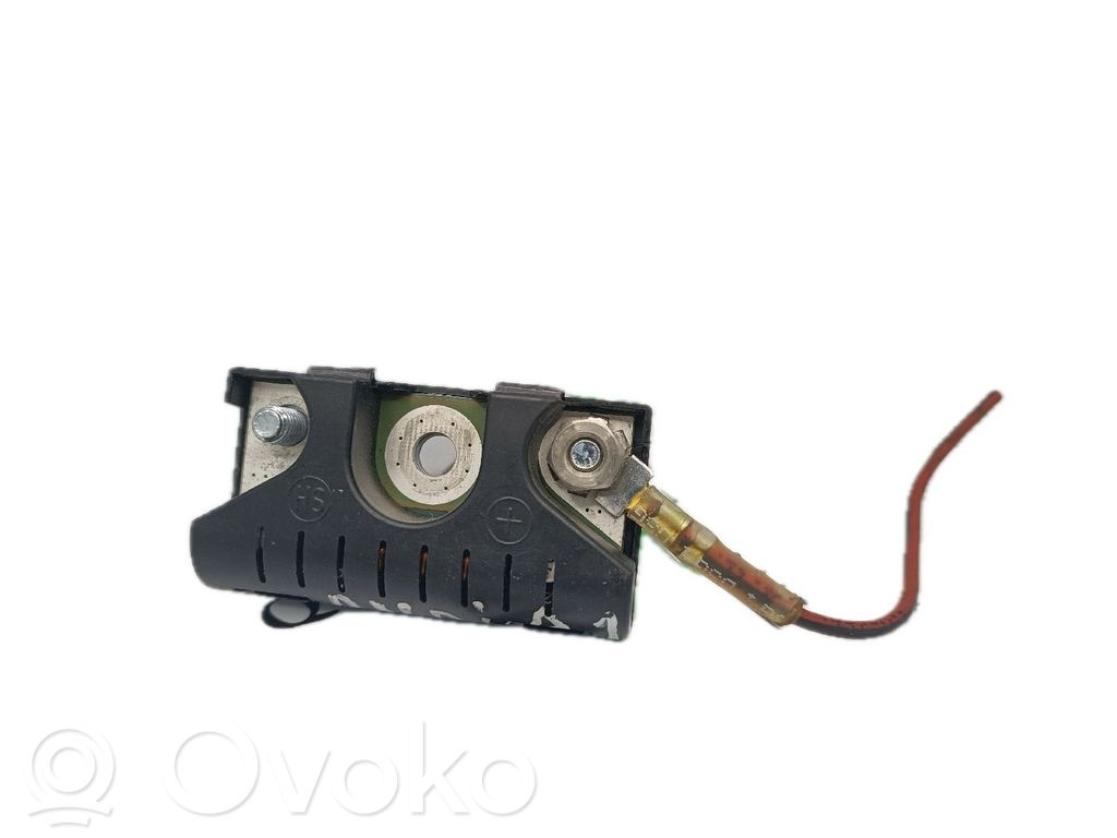 Antenas pastiprinātājs   8T8035570