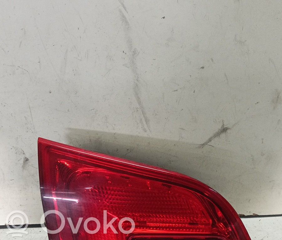 Opel Astra J Задний фонарь в крышке 