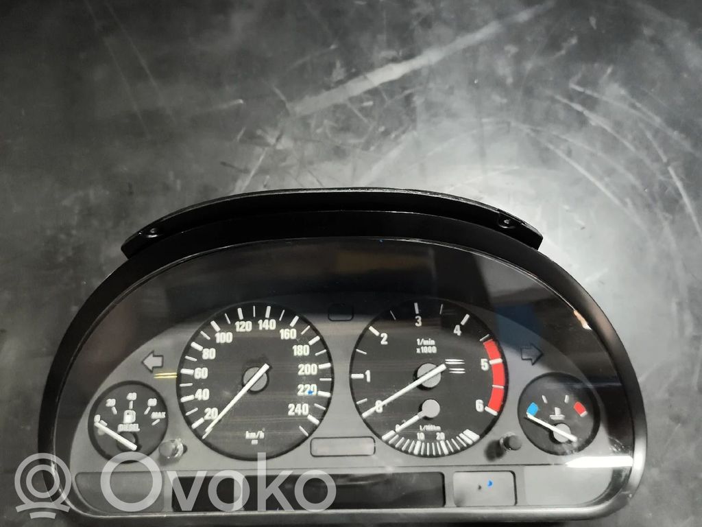 Geschwindigkeitsmesser Cockpit   62119155821