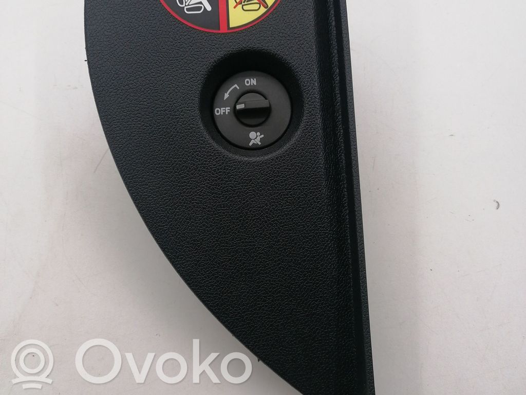 Renault Clio III Boczny element deski rozdzielczej 