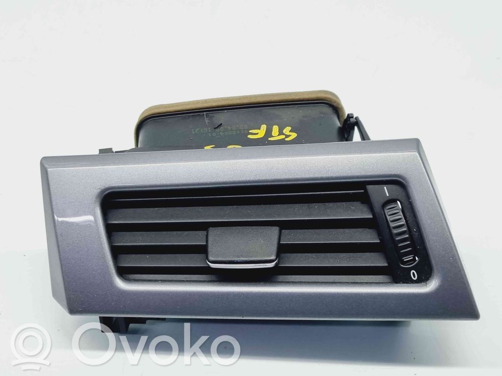 BMW 5 E60 E61 Lango oro grotelės 