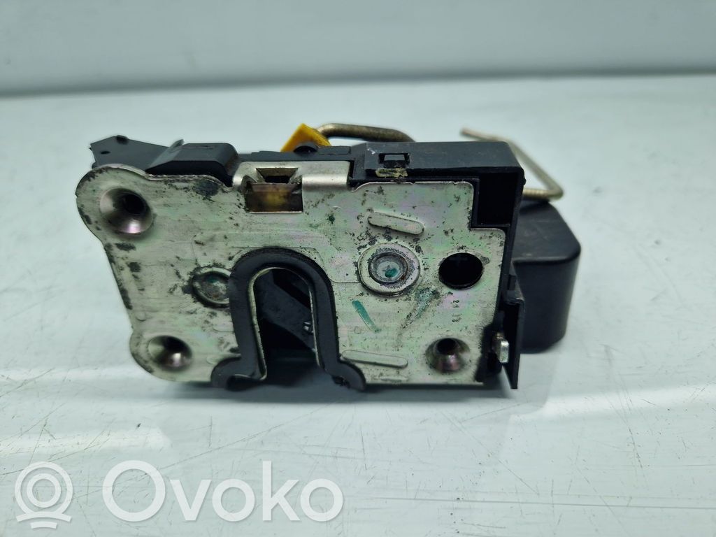 Dacia Duster Etuoven lukko (kahvan vieressä) 