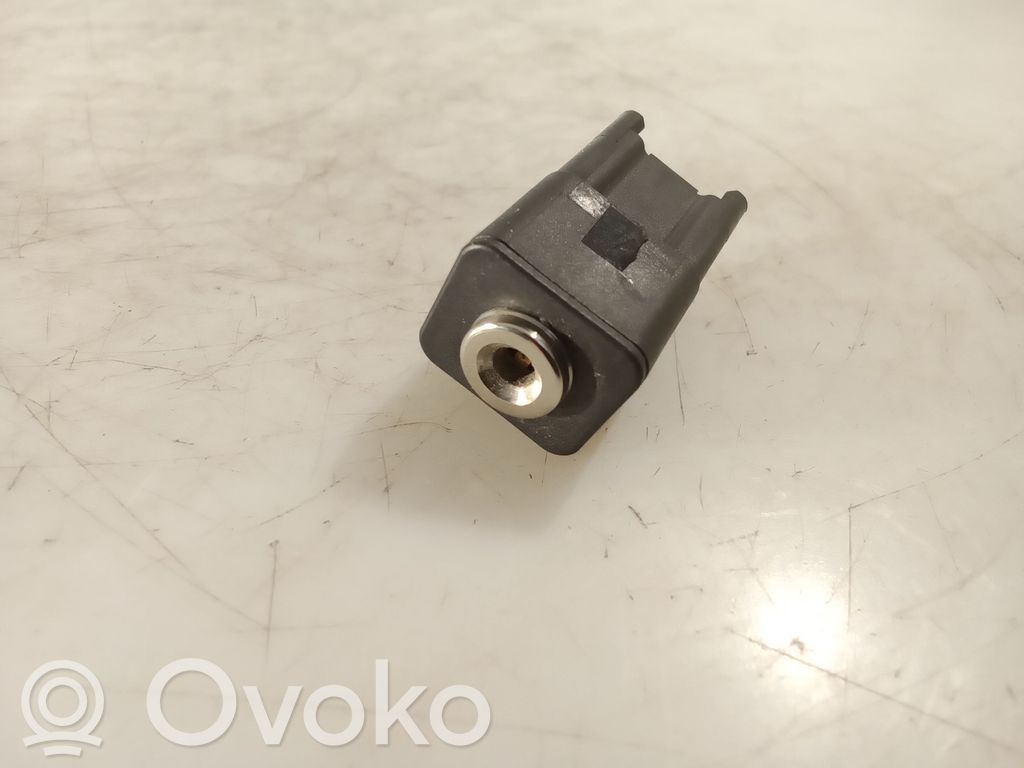 Ford Tourneo Custom AUX in-socket connector 