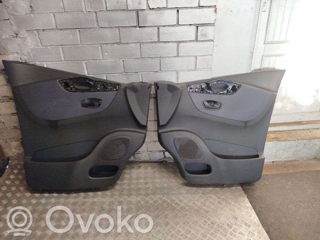 Opel Vivaro Boczki / Poszycie drzwi przednich 