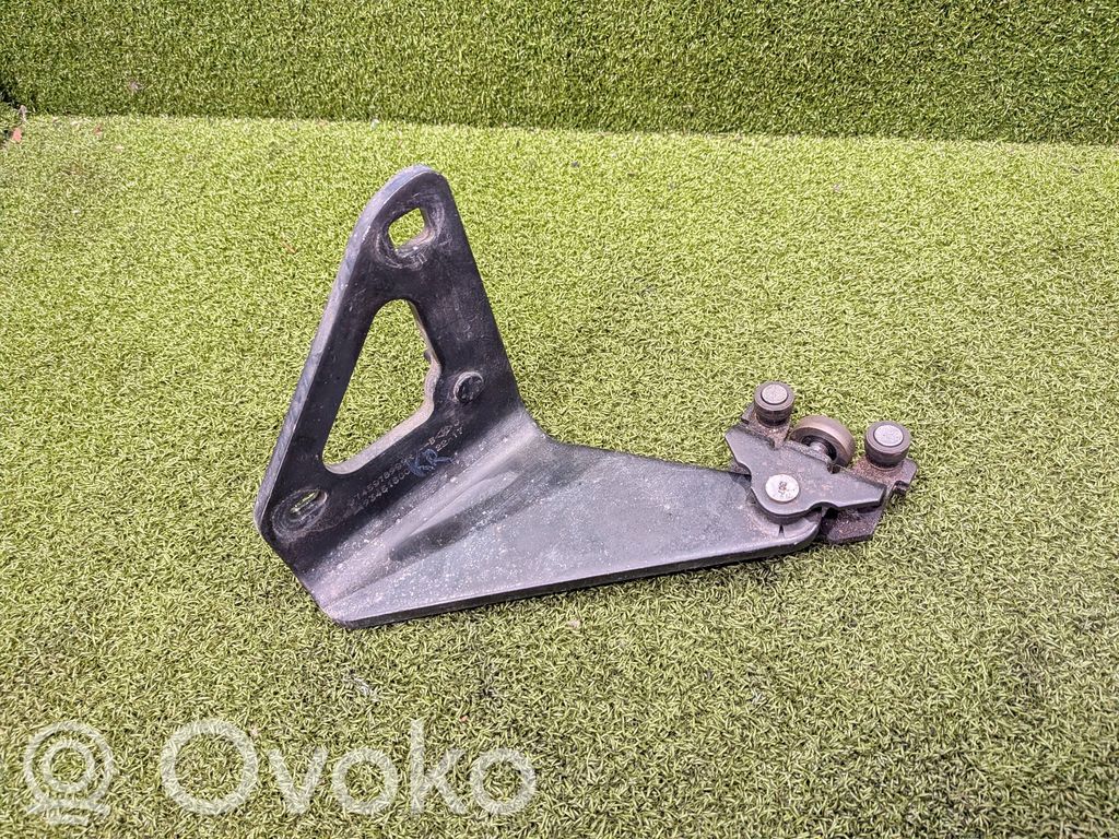 Opel Vivaro Sliding door lower roller guide/hinge 