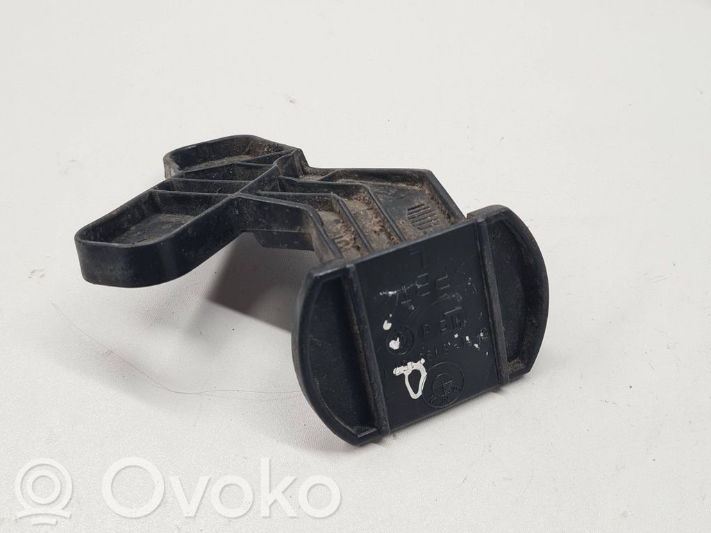 Front bumper mounting bracket   8193157