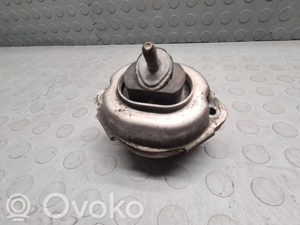 Engine mount bracket   6758444,22032006
