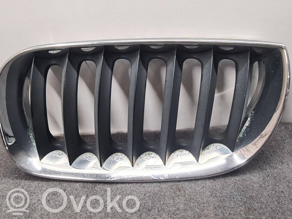 BMW X3 E83 Grotelės viršutinės 