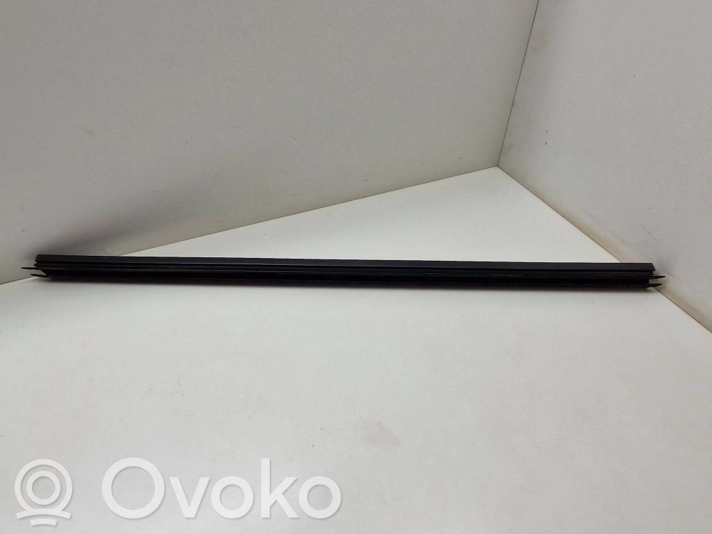 Etuoven lasin muotolista   8159820
