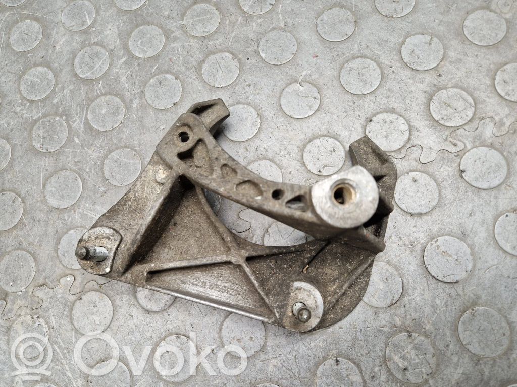 Variklio tvirtinimo kronšteinas   6758427