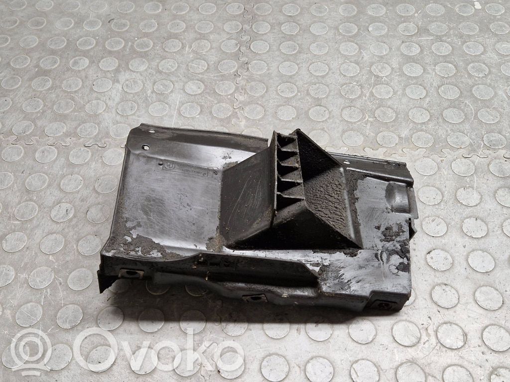 BMW 7 E38 Jarrujen jäähdytysilmakanava 
