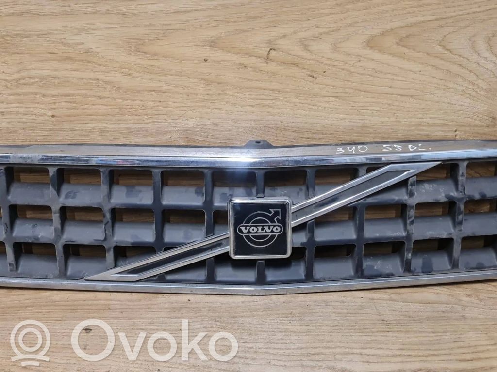 Volvo 340 -  360 Etupuskurin ylempi jäähdytinsäleikkö 