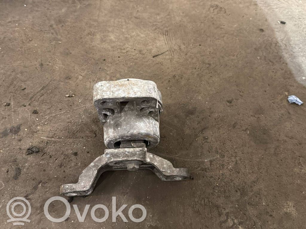 Volvo V70 Engine mount bracket 
