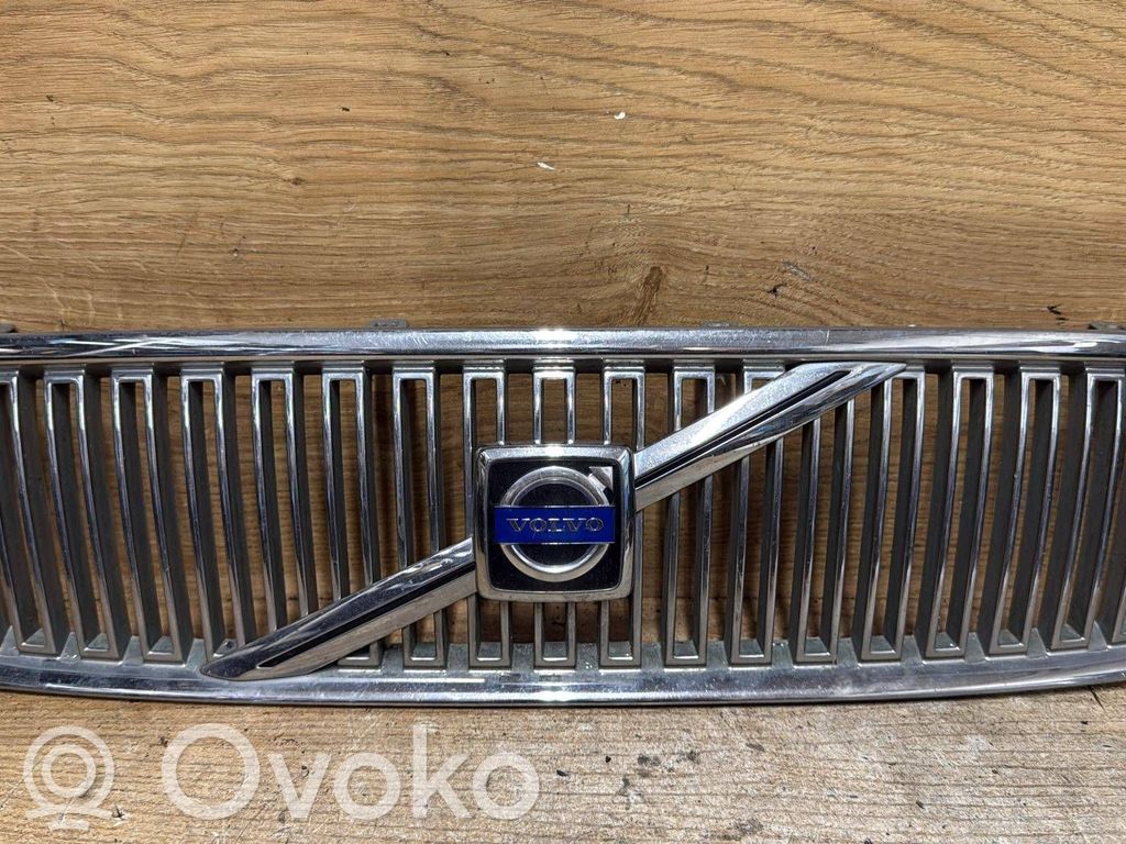 Volvo V70 Maskownica / Grill / Atrapa górna chłodnicy 