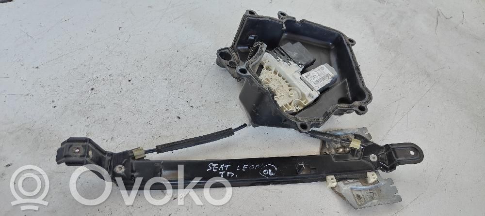 Seat Leon (1P) Ręczny podnośnik szyby drzwi tylnych 