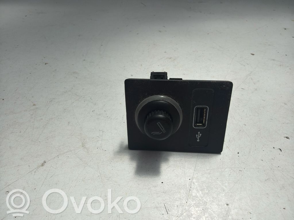 Skoda Superb B8 (3V) Gniazdo / Złącze USB 