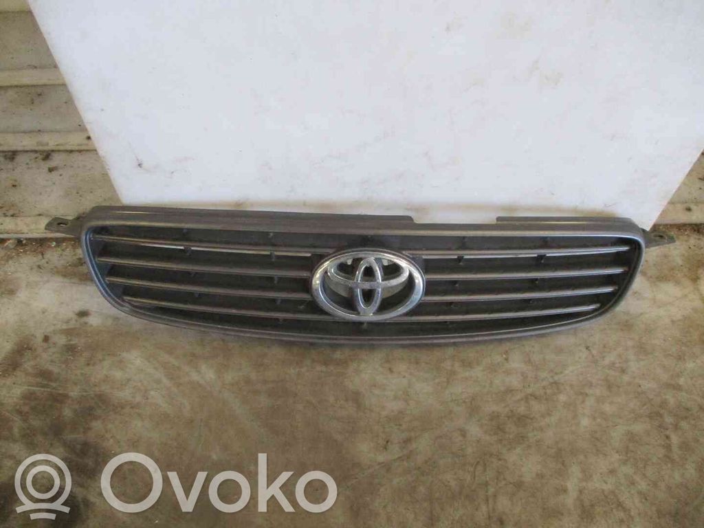 Toyota Corolla Verso E110 Etupuskurin ylempi jäähdytinsäleikkö 
