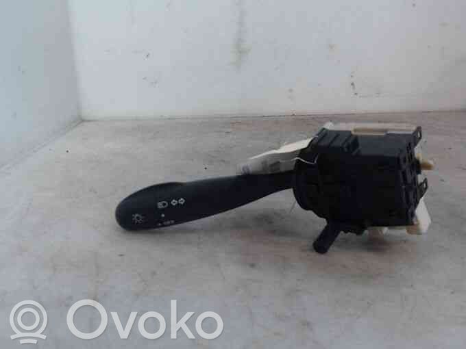 Toyota Yaris Leva indicatori