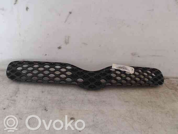 Toyota Yaris Griglia superiore del radiatore paraurti anteriore 