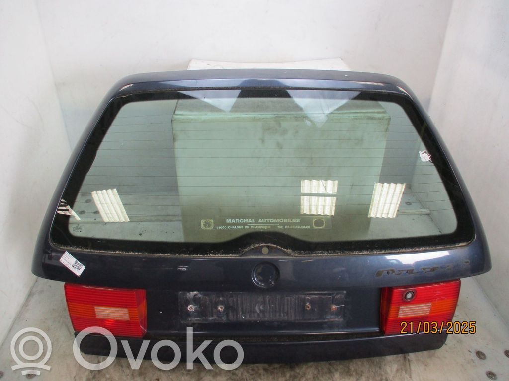 Volkswagen PASSAT B4 Tylna klapa bagażnika 