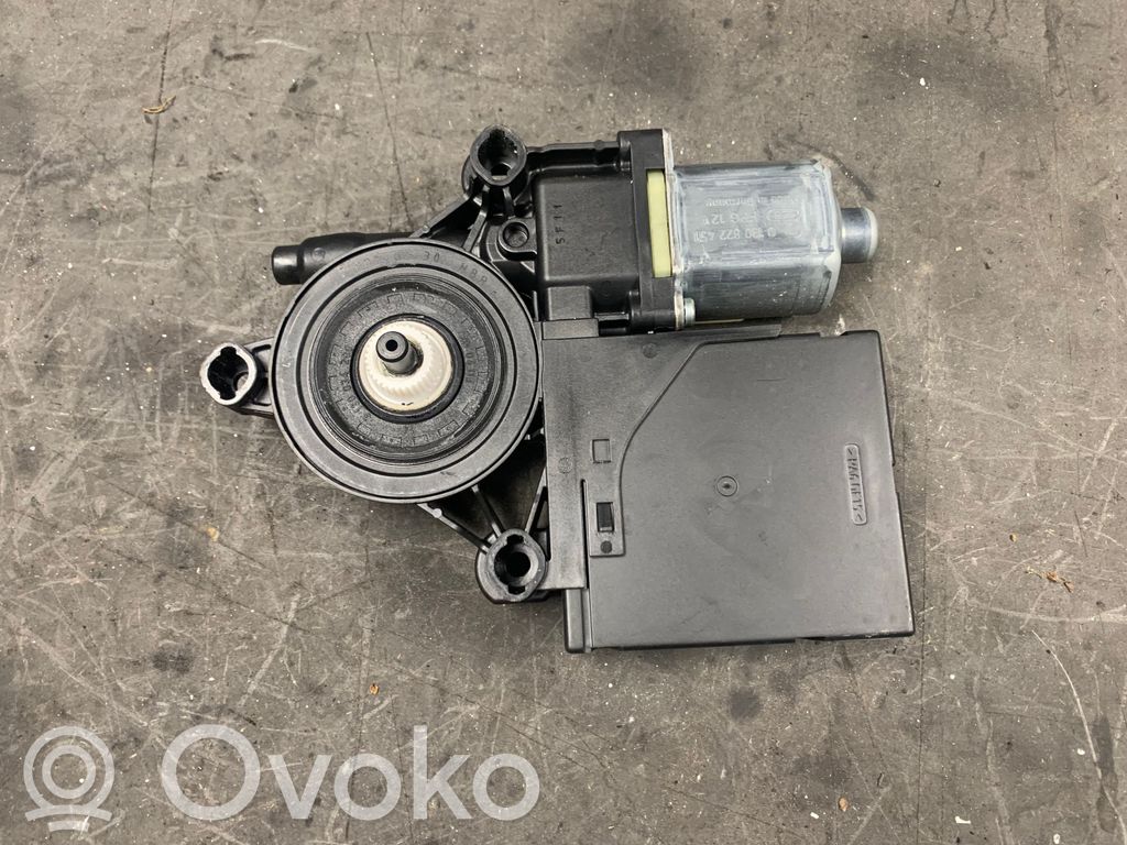 Volkswagen PASSAT B6 Motor del regulador de la ventanilla de la puerta delantera 