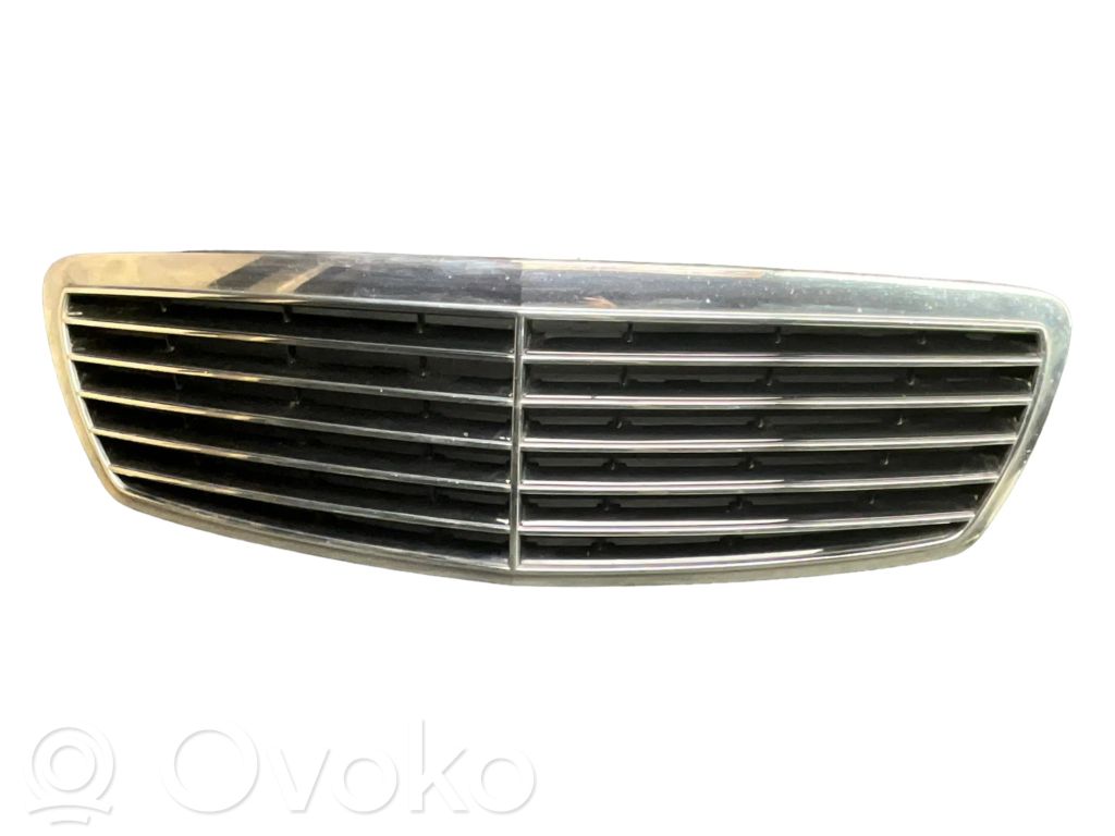 Mercedes-Benz E W211 Etupuskurin ylempi jäähdytinsäleikkö 