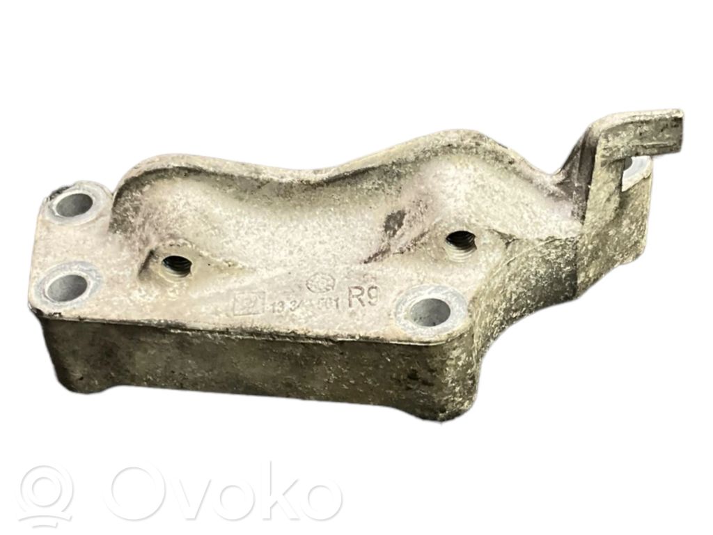 Opel Astra J Engine mounting bracket 