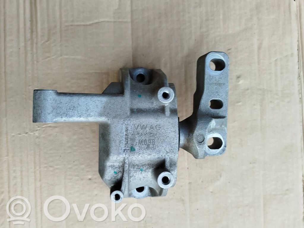 Volkswagen Tiguan Engine mounting bracket 