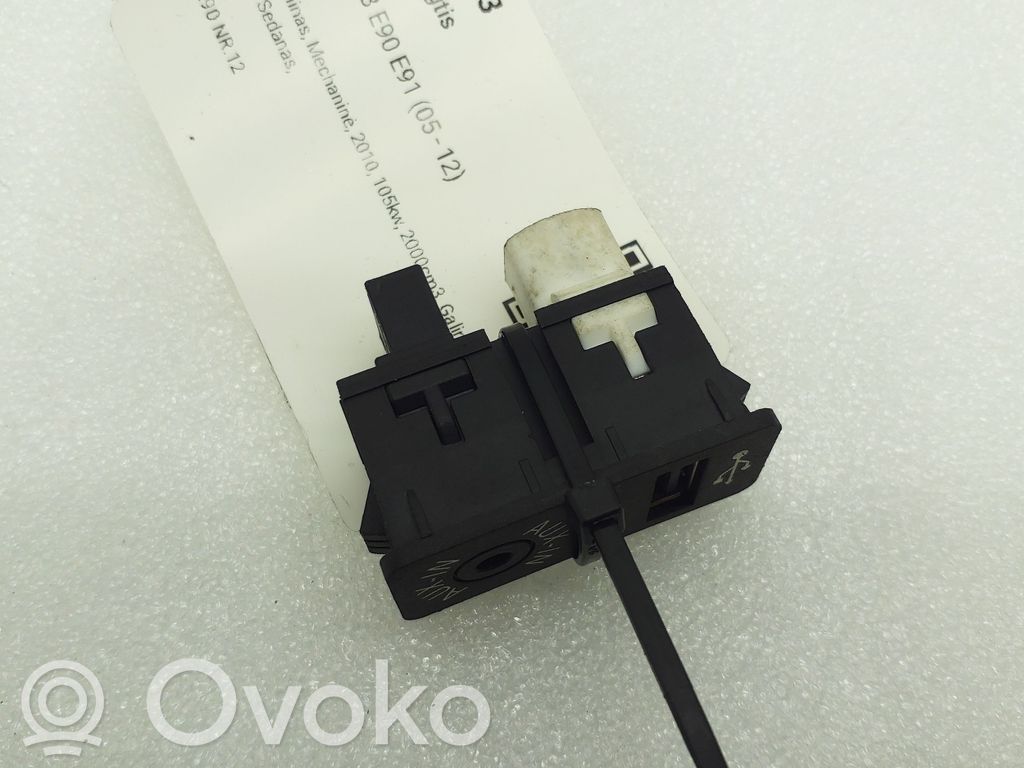 BMW 3 E90 E91 AUX in-socket connector 