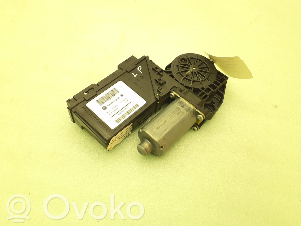 Volkswagen Touareg I Front door window regulator motor 