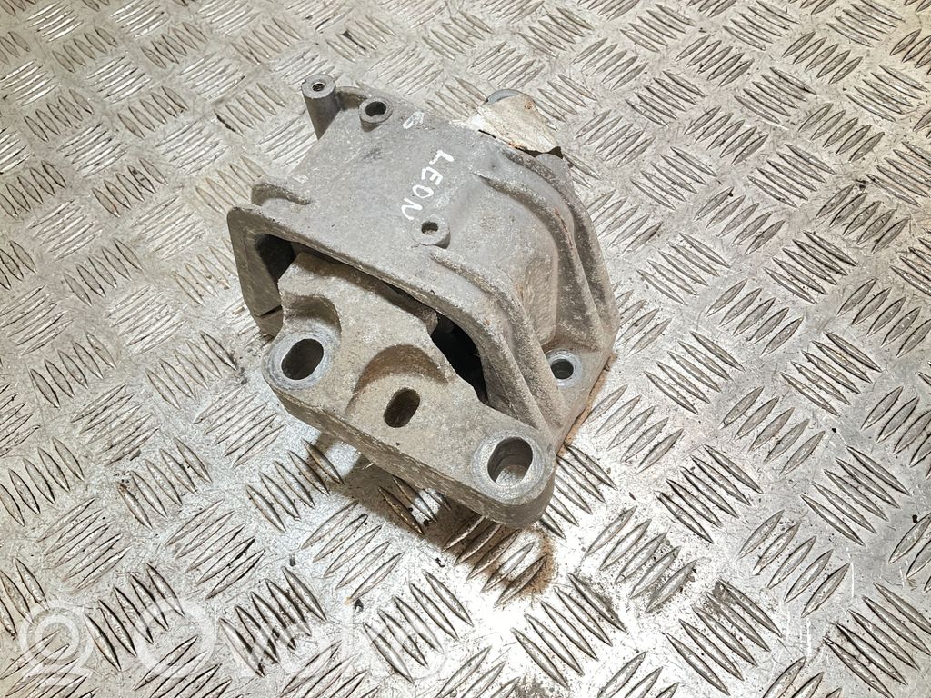 Volkswagen Golf V Engine mount bracket 