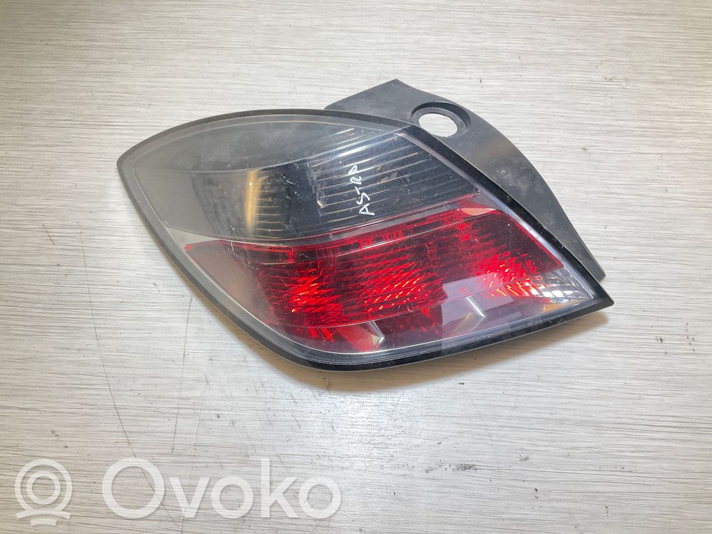 Opel Astra H Aizmugurējais lukturis virsbūvē 