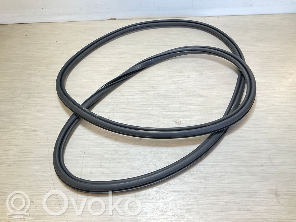 Volvo XC40 Gumowa uszczelka drzwi tylnych 