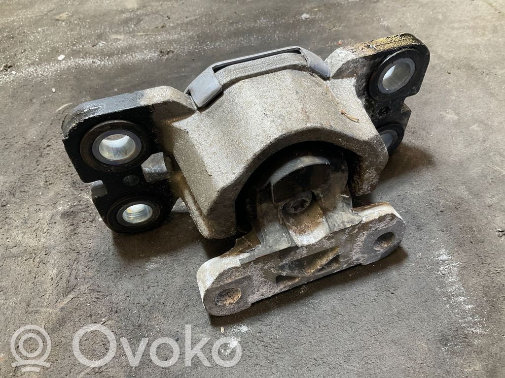 Volvo XC70 Engine mount bracket 