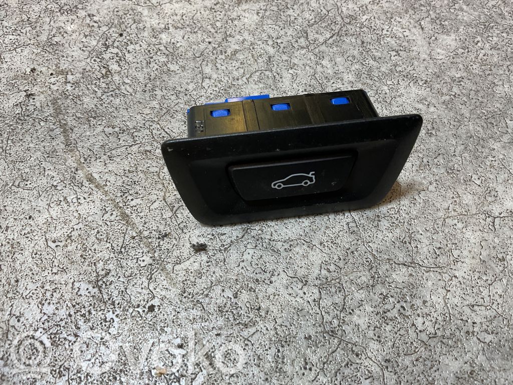 BMW i4 Tailgate/boot open switch button 