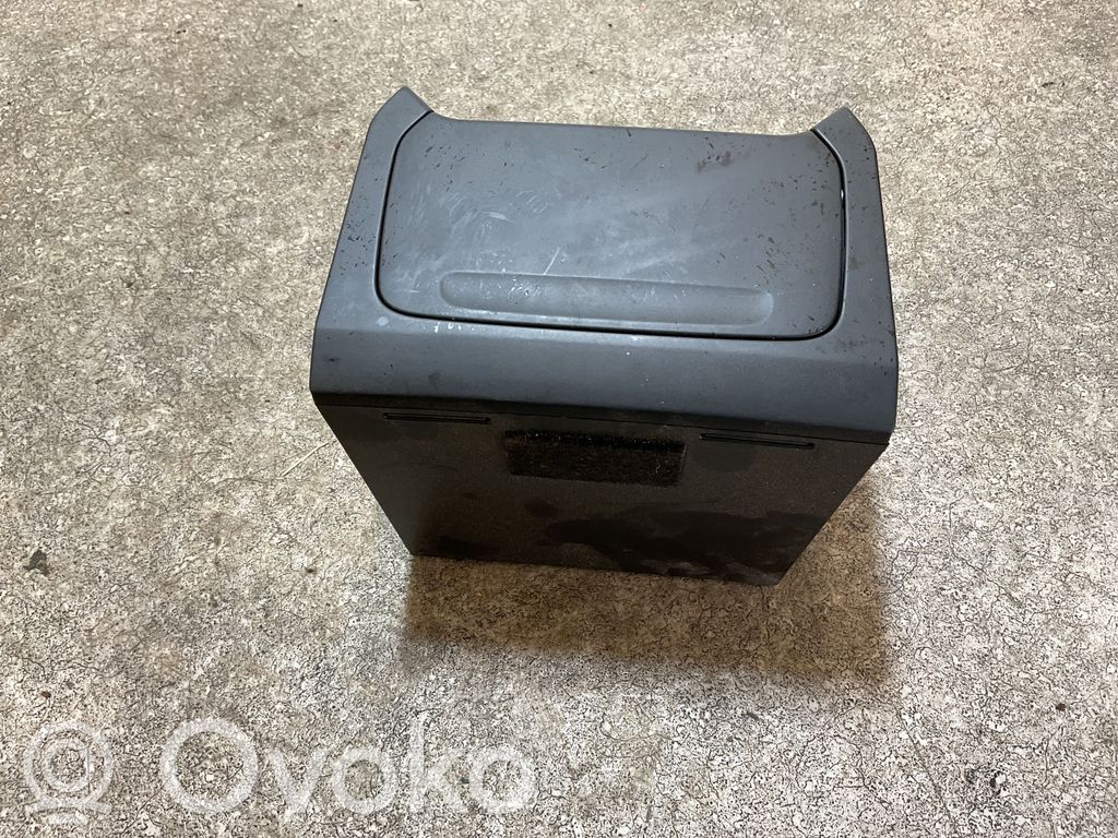 Volvo XC40 Popielniczka tylna tunelu środkowego 