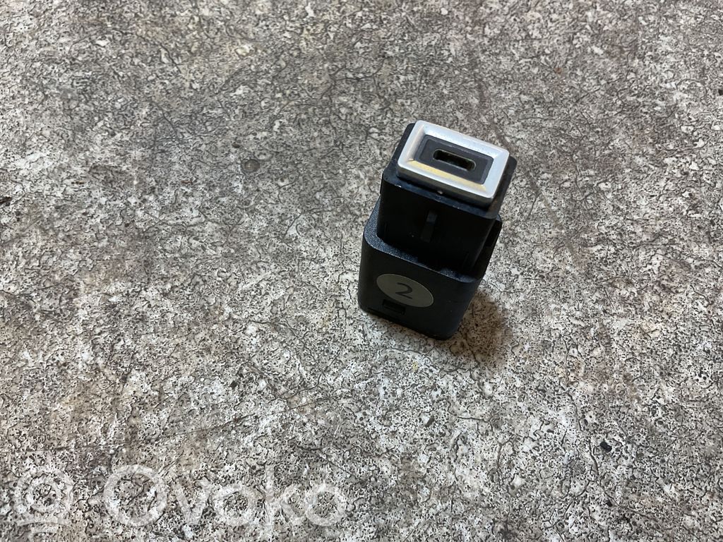 Citroen C4 III e-C4 Gniazdo / Złącze USB 