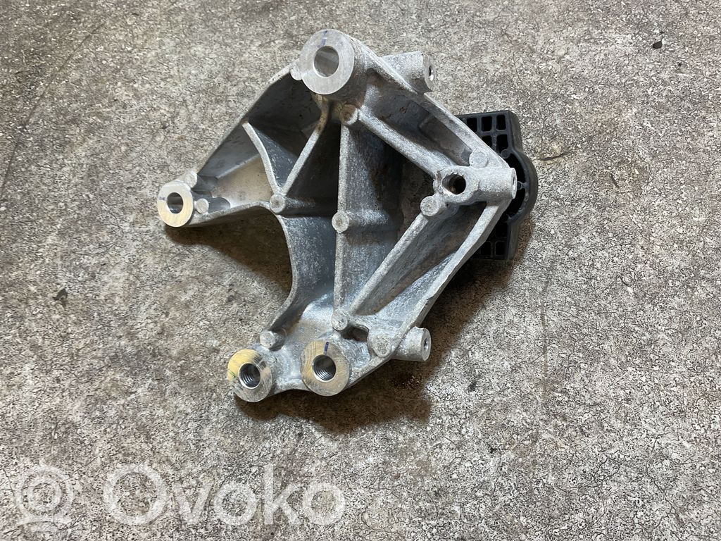Volvo XC40 Engine mount bracket 