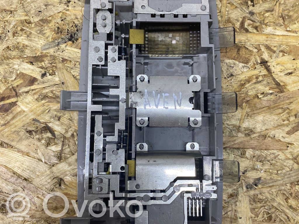 Toyota Avensis T250 Lampka podsufitki tylna 