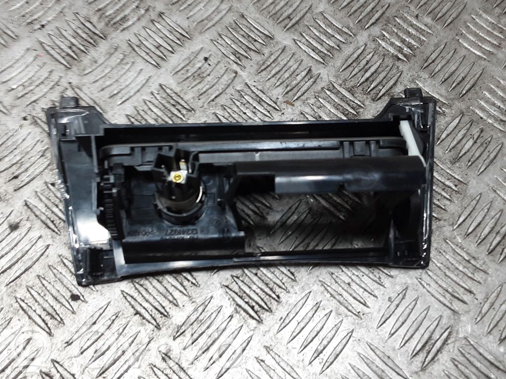 Opel Insignia A Peleninė panelėje 