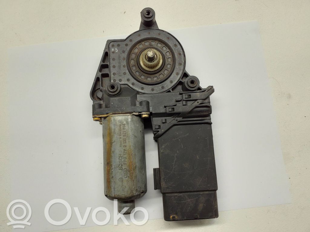 Volkswagen PASSAT B5 Front door window regulator motor 