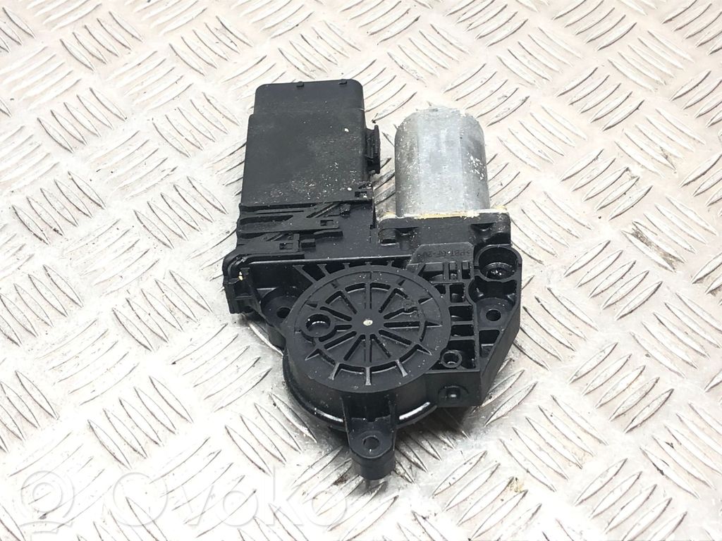 Volkswagen Golf IV Moteur de lève-vitre de porte avant 