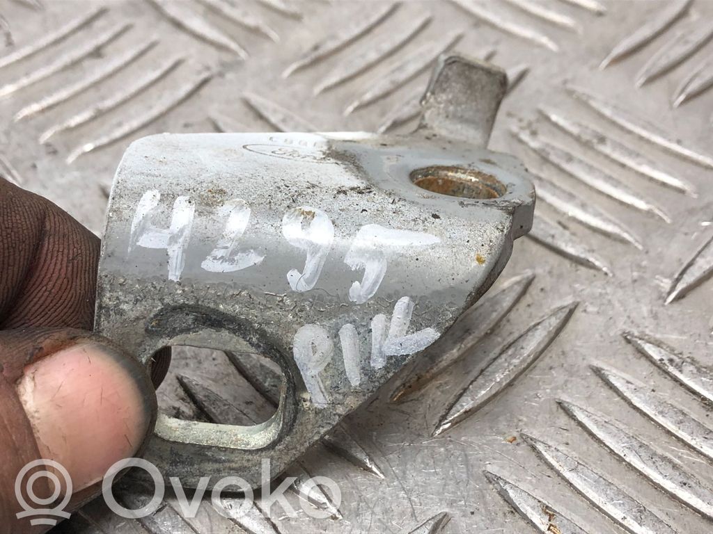 Bisagra inferior puerta delantera   C8Q8A