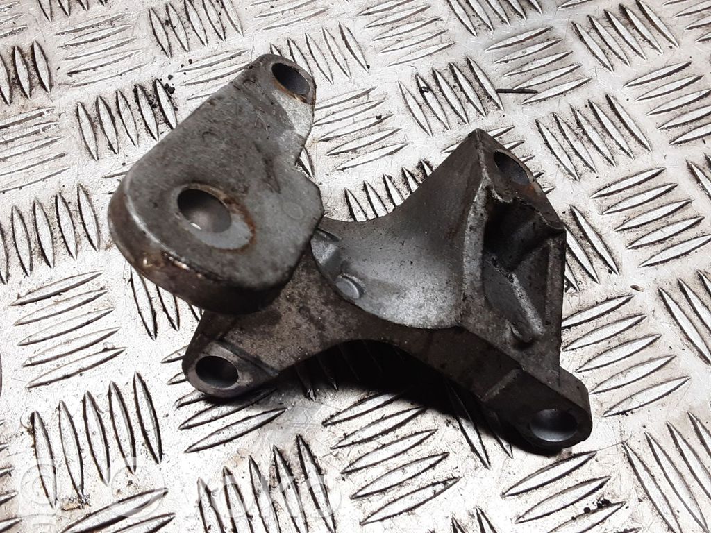 Ford Focus Engine mounting bracket 