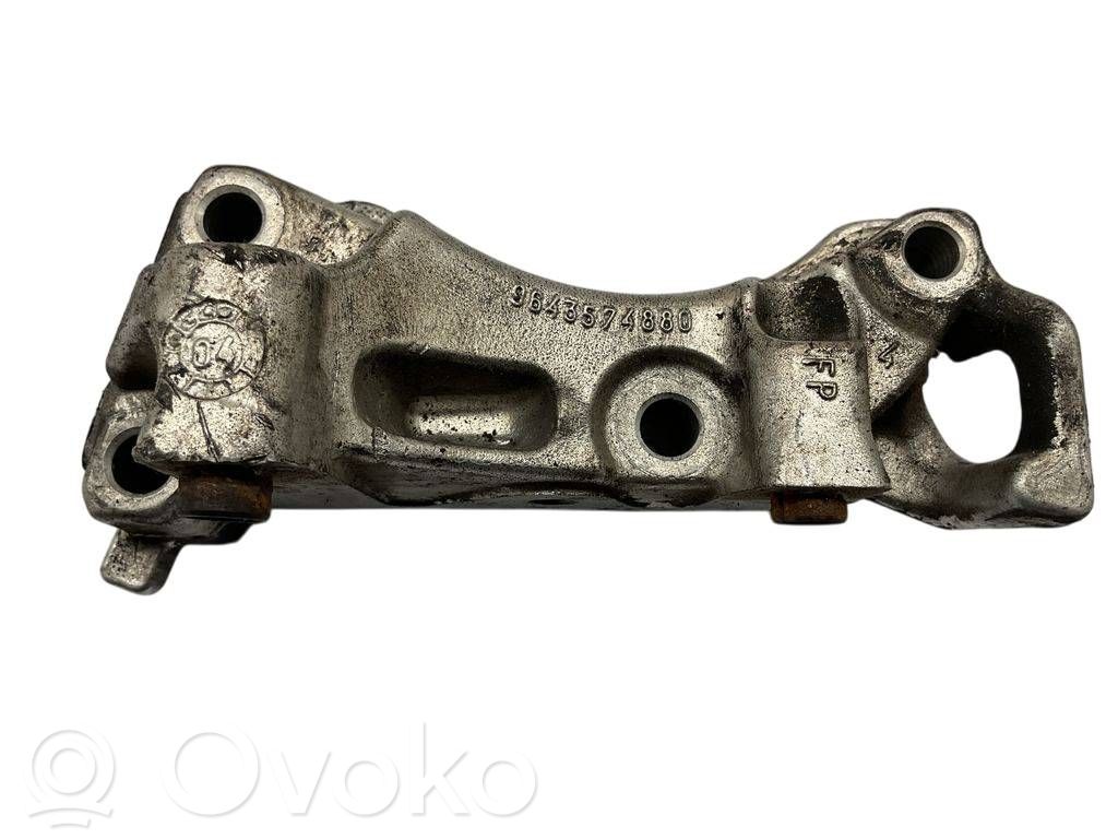 Peugeot 206 Engine mounting bracket 
