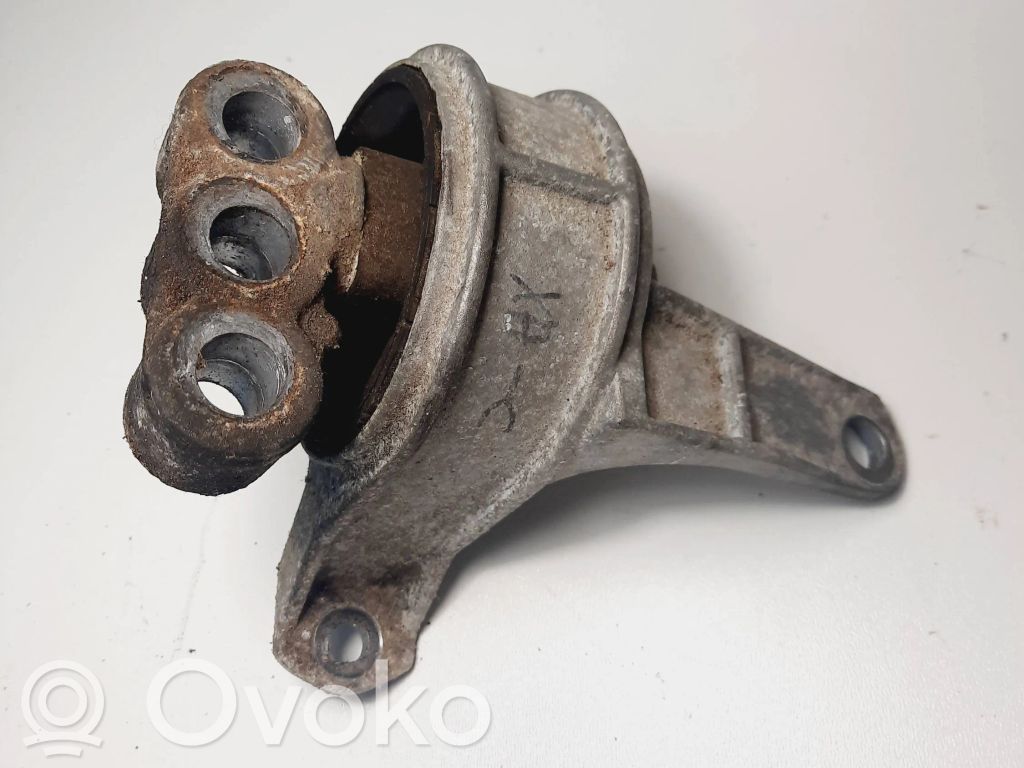Opel Zafira A Engine mount bracket 