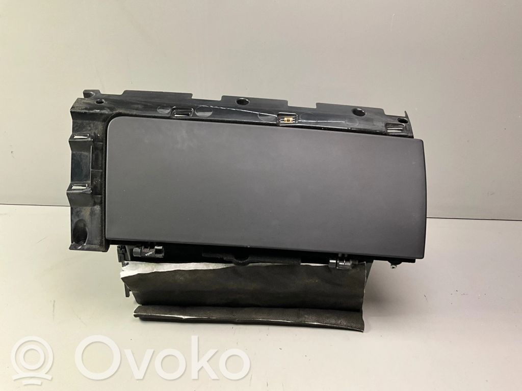 Tesla Model 3 Daiktadėžės (bordačioko) remas 