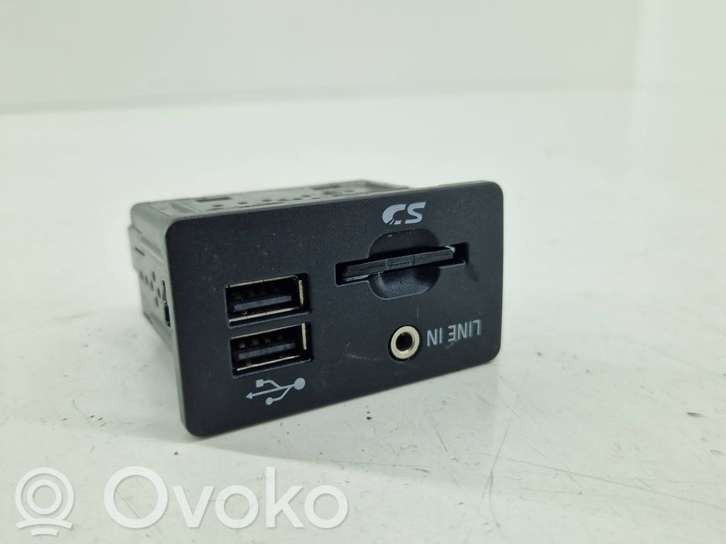 Enchufe conector entrada auxiliar   C1BT14F014AE