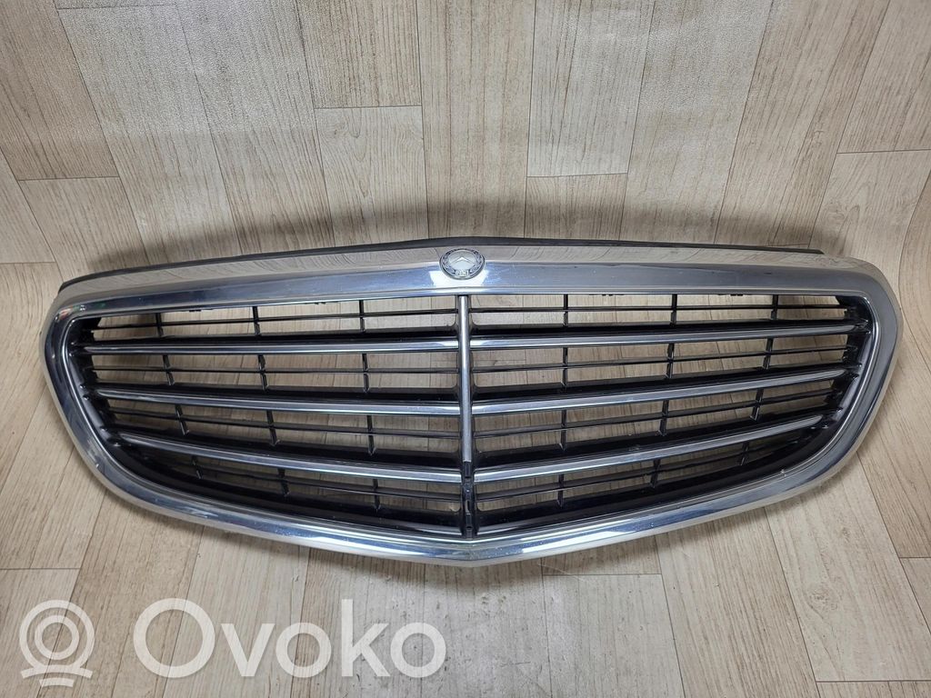Mercedes-Benz E W212 Etupuskurin ylempi jäähdytinsäleikkö 